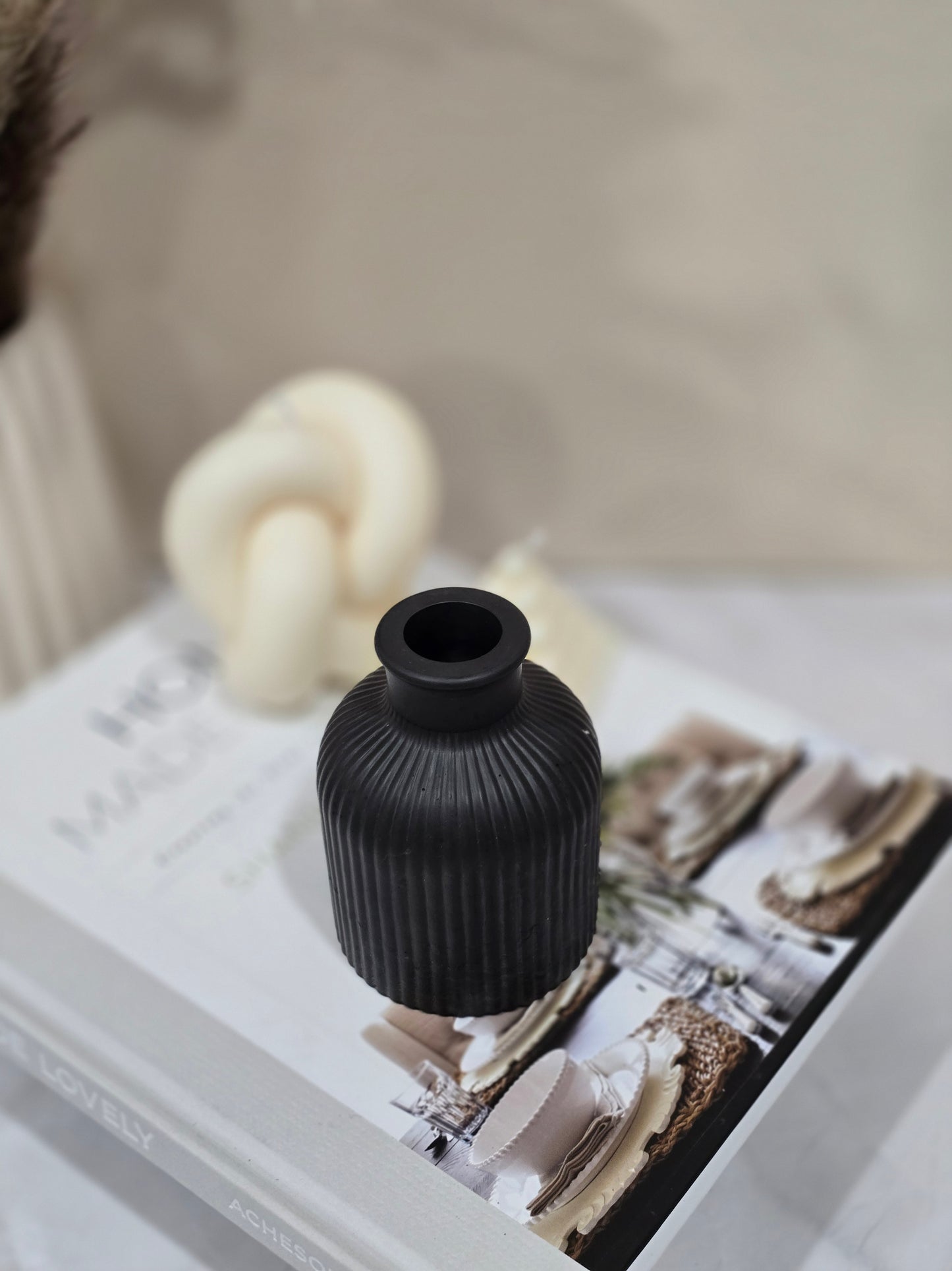 Dried Flower Bouquet & Ribbed Vase Black